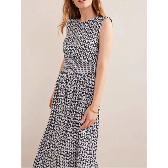 Elegant Blue and White Patterned Dress - Picture 4 of 13